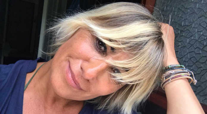 Ritratti di quarantena: Claudia Chinaglia racconta il covid attraverso le sue caricature