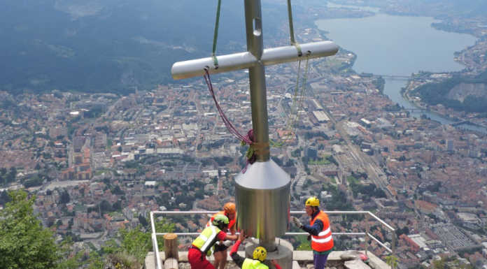 Montagna. Sei anni fa la posa del nuovo crocione sul San Martino crocione il momento della posa