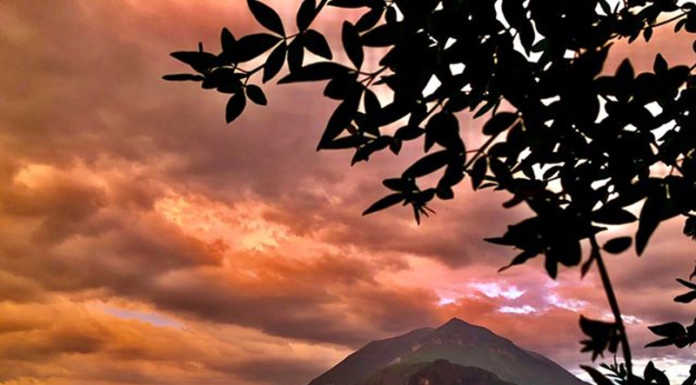 Il temporale incombe sul centro lago… le foto di un lettore