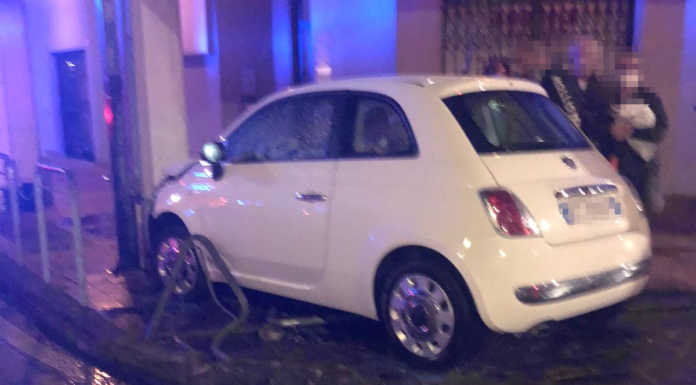 Incidente a Calolzio, auto si schianta contro un pilastro in via Galli