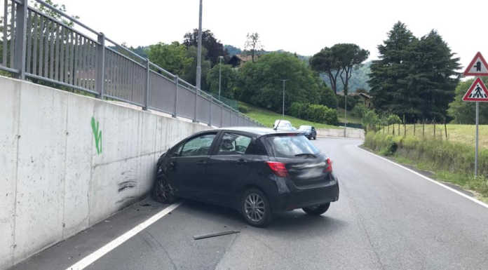 Frontale sulla Sp 52 a La Valletta Brianza: auto finisce contro il muro