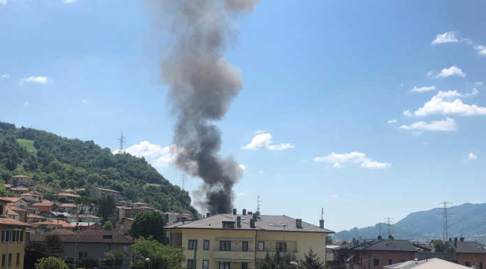 Chiuso, coltre di fumo nel cielo, brucia un capanno agricolo