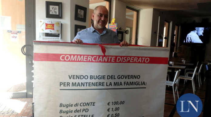 Merate, barista protesta: “Metto in vendita le bugie del Governo per mantenere la mia famiglia”