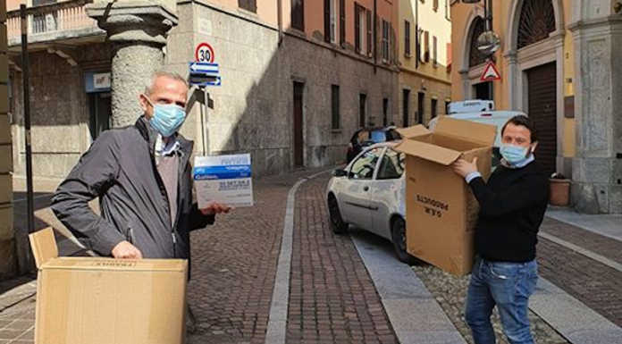 Merate, sindaco e vice donano le mascherine ai commercianti: “Buona ripartenza”