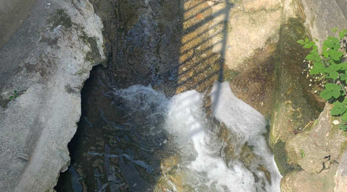 Olgiate, ancora schiuma bianca nel torrente Molgora: arriva da Santa Maria Hoè