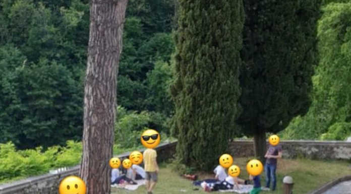 Santa Maria Hoè, spiaggiati sul prato a fare il pic nic. L’ira del sindaco: “E poi la colpa è degli sceriffi”