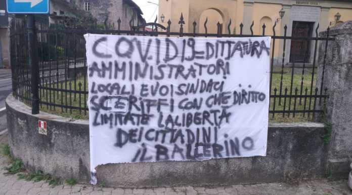 Lo striscione polemico di Olgiate. Il sindaco: “Gesti inopportuni in emergenza”