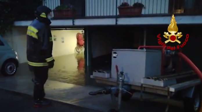 Esonda il Seveso, allagamenti a Milano. Pompieri al lavoro (VIDEO)