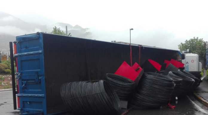 Calolzio. Camion carico di vergelle si ribalta alla rotonda in zona industriale