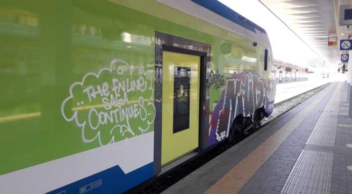 Imbrattato il treno Caravaggio. Nel 2019 spesi 1,5 mln per rimuovere i graffiti dai treni