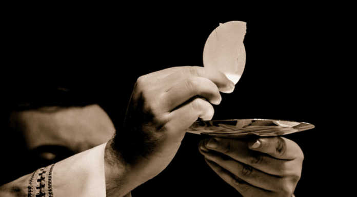 Si torna a Messa: niente scambio della pace, mascherina e guanti per la comunione