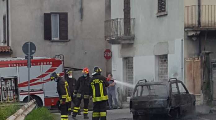 Cisano Bergamasco. Auto a fuoco, intervengono i pompieri