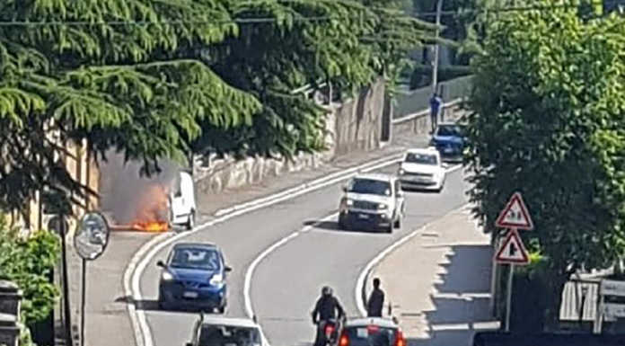 Ballabio. Furgone in fiamme sulla provinciale