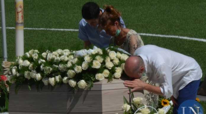 Allo stadio l’ultimo saluto alla giovane Chiara: “Proteggici sempre da lassù”