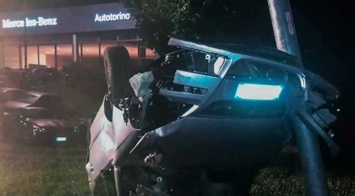 Schianto nella notte a Olginate, auto esce di strada e si ribalta contro un palo