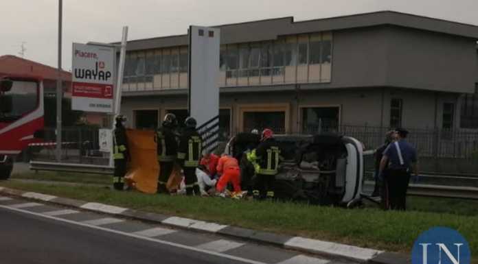Merate. Incidente in corso Bergamo, auto si scontra con una moto e si ribalta