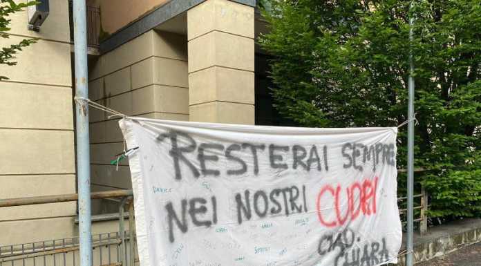 Fiori e striscioni per Chiara: “Resterai sempre nei nostri cuori”