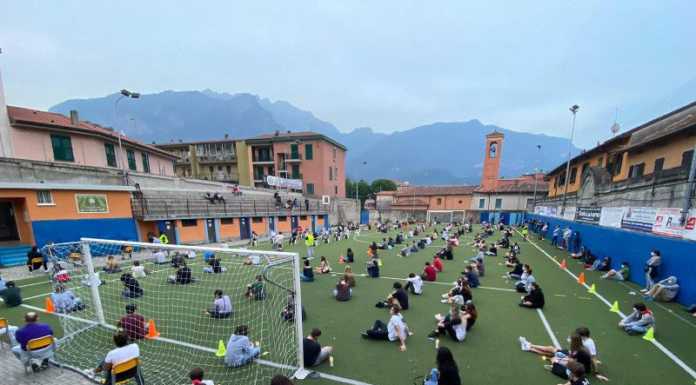 Castello ricorda Chiara, in tanti al rosario nel campo dell’oratorio