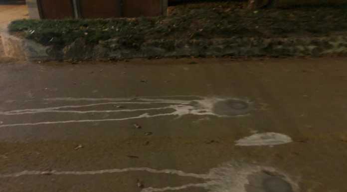 Mandello, pavimentazione da cambiare: carotaggi sul lungolago