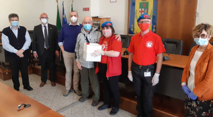 La provincia di Lecco dona 100 mascherine per i non udenti