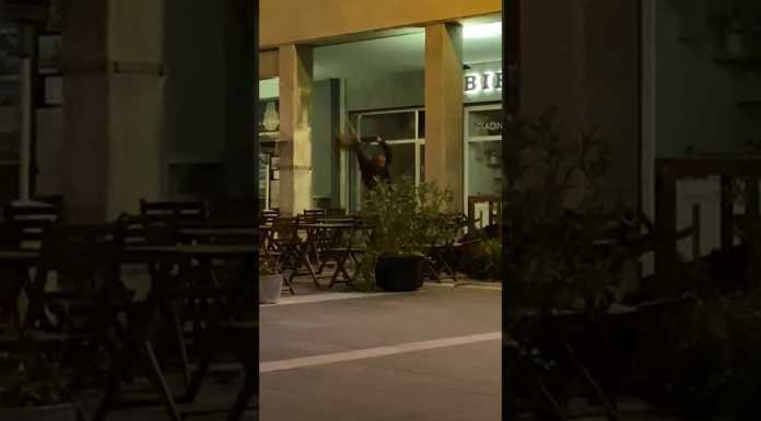 Dà in escandescenze e prende a sediate un uomo in piazza XX Settembre (VIDEO)