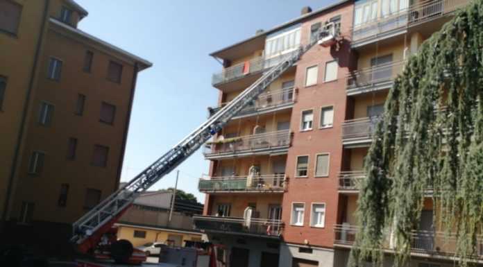 Merate, anziano cade in casa. Soccorso dai pompieri con l’autoscala