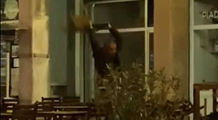 Dopo la rissa in piazza, ora tenta una rapina e aggredisce i poliziotti: arrestato