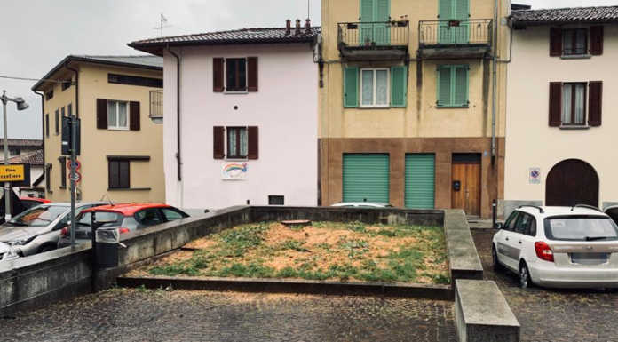 Acquate. Abbattuto il tiglio di piazza della Vittoria: “Era malato”