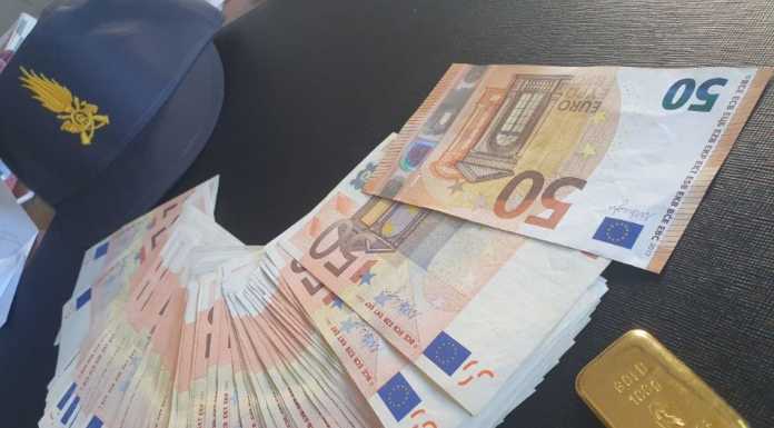 Fermato in dogana con un lingotto d’oro. Nullatenente, aveva richiesto il reddito di cittadinanza