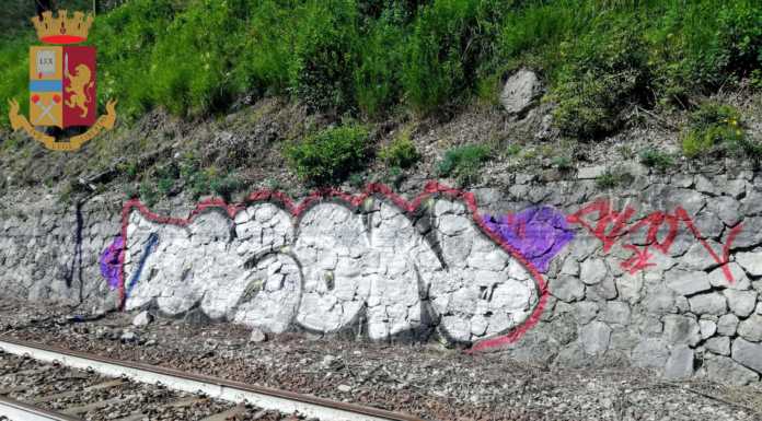 Abbadia, murales lungo la ferrovia: denunciato writer