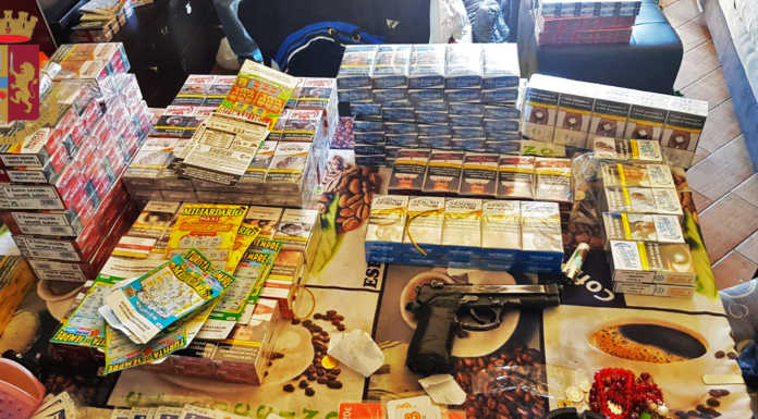 Legano con delle fascette una tabaccaia per rapinarla: due arrestati a Milano