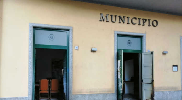 Brivio, incendiati i portoni d’ingresso del Comune. Airoldi: “Individuato l’attentatore”