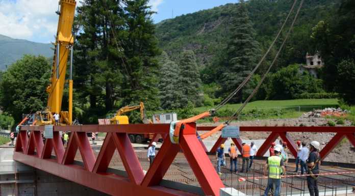 Cortenova, il varo del nuovo ponte sul torrente Rossiga (VIDEO)
