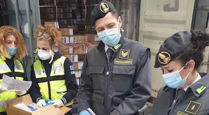 Guanti (800 mila) sequestrati dalla Finanza a Genova, erano diretti a Lecco