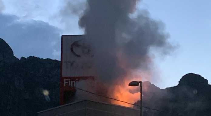 Civate, cortocircuito: in fiamme un’insegna pubblicitaria