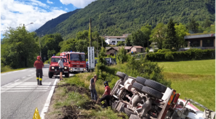 Taceno, autobetoniera si ribalta sulla SP67, intervento dei VVF