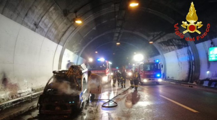SS36. Mezzo in fiamme in galleria, chiusa in mattinata la carreggiata sud