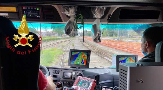 Ai Vigili del Fuoco di Como un nuovo mezzo che può viaggiare su strada e rotaie