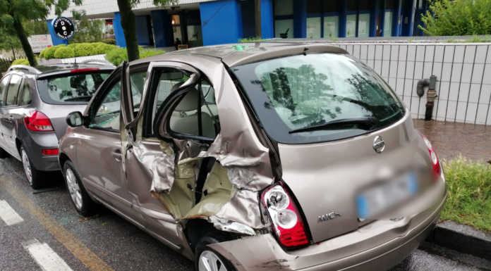 Lecco. Incidente in via Parini, camion travolge due auto parcheggiate