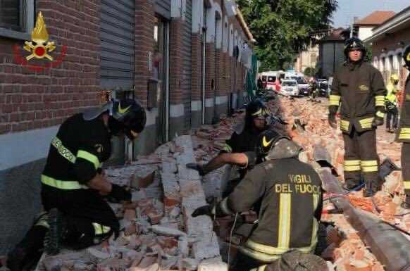 Albizzate. Crolla un cornicione, morti mamma e due bambini