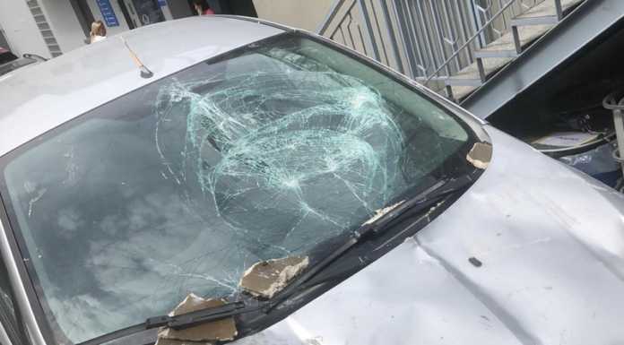 Calcinacci piombano sull’auto in galleria: “E’ quasi un miracolo se siamo vivi”