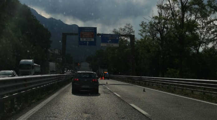 Ore 8.30. SS36, Camion fermo sulla carreggiata a Isella, lunghe code in direzione Lecco