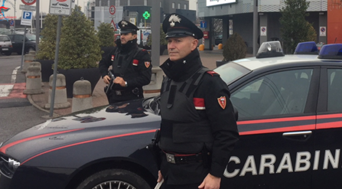 Le chiedono soldi per riavere il telefono smarrito, arrestati per tentata estorsione