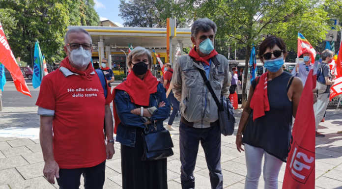 Sanità e territorio, il presidio dei sindacati fuori da Palazzo Lombardi