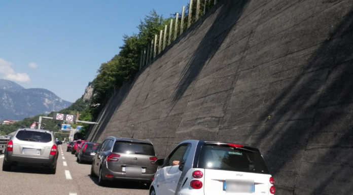 Lago preso d’assalto, code in strada e posti ‘esauriti’ sui treni