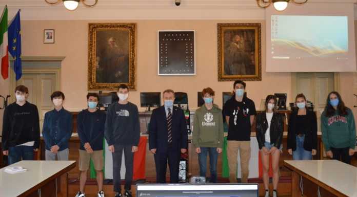 Il comune di Lecco consegna la Costituzione ai neo maggiorenni