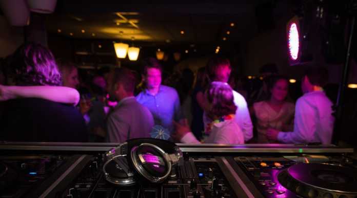 Chiusura discoteche, FIPE: “E’ solo la soluzione più comoda, servono risposte”