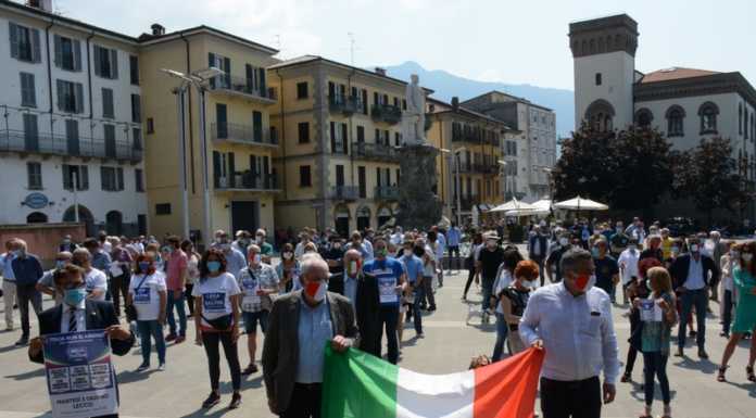 Centrodestra in piazza a Lecco: “La ripartenza ha lasciato indietro il lavoro”