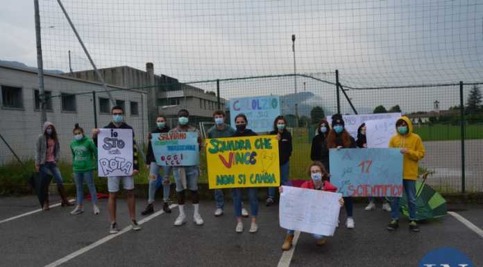 Flash mob degli studenti del Rota: “Salvate il liceo scientifico tradizionale”