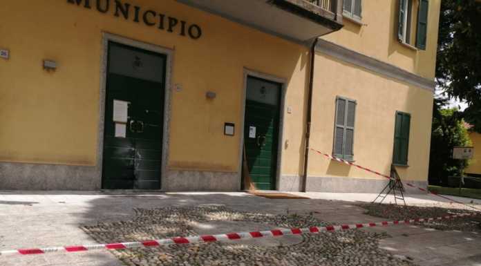 Dà fuoco alle porte del municipio di Brivio, denunciato un 65enne del paese